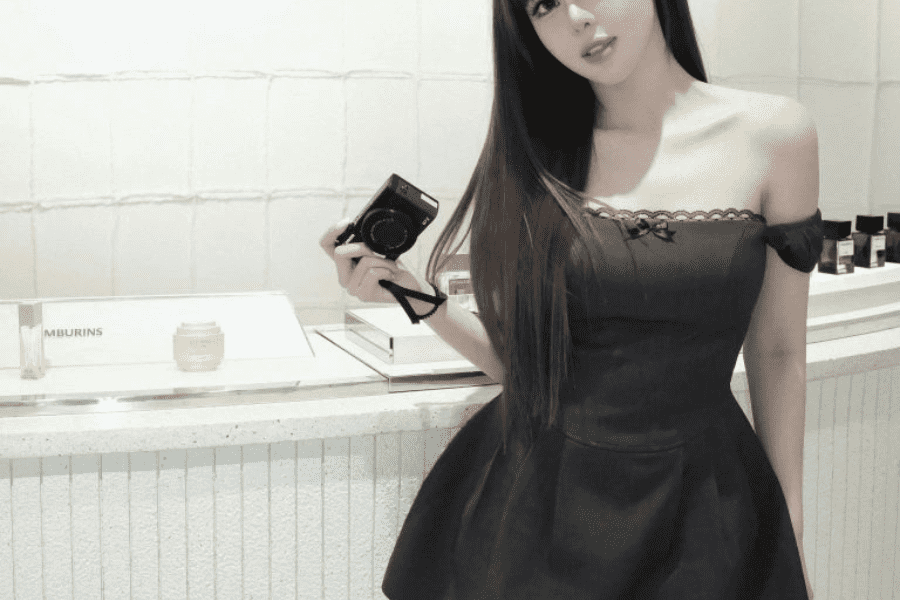 Đầm đen trễ vai body ngắn
