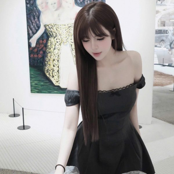 Đầm đen trễ vai body ngắn ôm nhẹ phối viền ren – phong cách sang chảnh, gợi cảm chuẩn tiểu thư - Hình ảnh 5