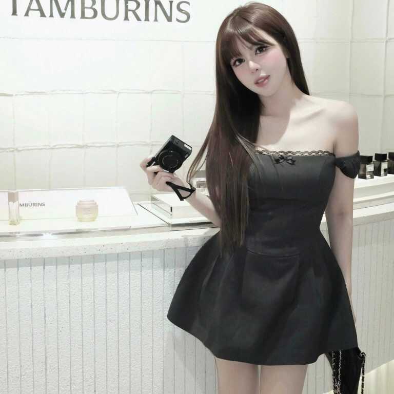 đầm đen trễ vai body ngắn